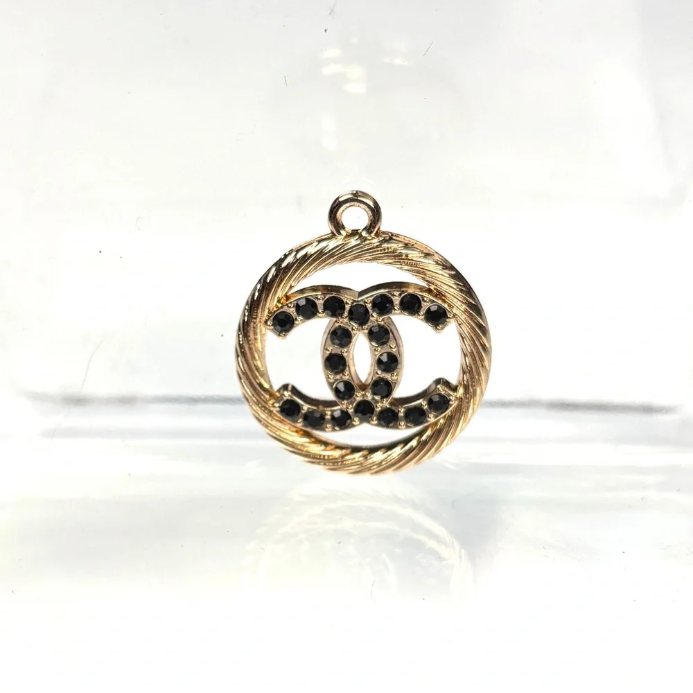 CHANEL Gold and Black Interlocking CC Necklace - Picture 3 of 3